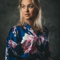 Merkloos Kimono Dames Badjas Blauw Peony Rose Satijn, Lang Model, One Size 13 Merkloos Kimono Dames Badjas Blauw Peony Rose Satijn, Lang Model, One Size -Pyjama-S-Dames Winkel 514x840