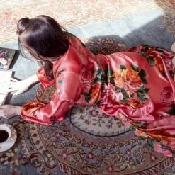 Merkloos Kimono Santorini Coral Wild Roses Gemaakt Van Heerlijk Satijn Lang Model. Erg Leuk Als December Kado -Pyjama-S-Dames Winkel 550x304