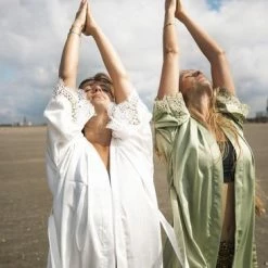 Merkloos Kimono Dames Badjas Satijn, Wit Extra Zacht Mat Satijn Met Kant, Ochtendjas Maat XS T/m L, Uniek Cadeau Vrouw -Pyjama-S-Dames Winkel 550x366 16