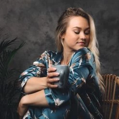 Merkloos Pyjama Dames - Satijn - Nachtkleding - Lange Mouw - Blauw Met Rozen - Maat XS/S - Luxe Cadeau Vrouw - Rituals -Pyjama-S-Dames Winkel 550x366 2