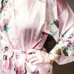 Merkloos Uniek Cadeau Vrouw, Kimono Dames Badjas Satijn, Wit Met Pioenrozen Design, One Size, Lang Model Dames Nachtmode Kimono 16 Merkloos Uniek Cadeau Vrouw, Kimono Dames Badjas Satijn, Wit Met Pioenrozen Design, One Size, Lang Model Dames Nachtmode Kimono -Pyjama-S-Dames Winkel 550x445