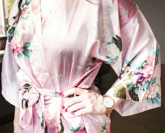 Merkloos Uniek Cadeau Vrouw, Kimono Dames Badjas Satijn, Wit Met Pioenrozen Design, One Size, Lang Model Dames Nachtmode Kimono 7 Merkloos Uniek Cadeau Vrouw, Kimono Dames Badjas Satijn, Wit Met Pioenrozen Design, One Size, Lang Model Dames Nachtmode Kimono - Afbeelding 7