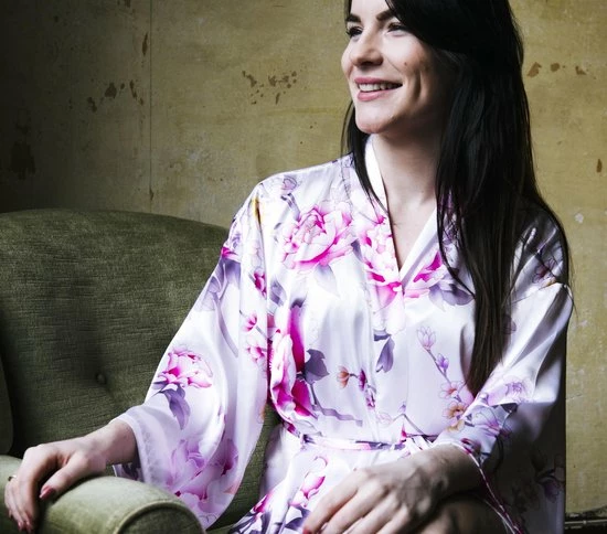 Merkloos Uniek Cadeau Vrouw, Kimono Dames Badjas Satijn, Wit Met Pioenrozen Design, One Size, Lang Model Dames Nachtmode Kimono 2 Merkloos Uniek Cadeau Vrouw, Kimono Dames Badjas Satijn, Wit Met Pioenrozen Design, One Size, Lang Model Dames Nachtmode Kimono - Afbeelding 2