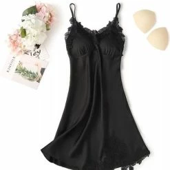 Merkloos MKL - Dames Luxe Pyjama - Set Van 5 - Kleur Zwart - Vrouwelijke Zijden Pyjama's Jurk Kant Winter, Lente, Zomer En Herfst Gewaad Nachtkleding, Jurk, Short, Topje, Broek/pantalon En Jasje - Badjas Met Borst Pads - Zijden Nachtjurk - Maat S -Pyjama-S-Dames Winkel 550x548 1