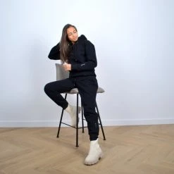 Lotus Zwarte Joggingpak Dames | Tracksuit | Hoodie | Joggingbroek | Huispak | Zachte Stof | L | By Mamboo -Pyjama-S-Dames Winkel 550x550 55