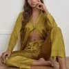 Merkloos MKL - Dames Pyjama Nachthemd Satijn / Kamerjassen - Elegant Nachtjapon - Mosterd Geel Nachthemd - Lingerie Set Van 2, Broek En Blouse - Kimono - Lingerie - Nachtbadjas - Badjas - Nachtjapon - Slaapkleding - Lounge Pantalon - Maat S