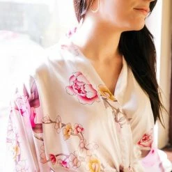 Merkloos Uniek Cadeau Vrouw, Kimono Dames Badjas Satijn, Wit Met Pioenrozen Design, One Size, Lang Model Dames Nachtmode Kimono 12 Merkloos Uniek Cadeau Vrouw, Kimono Dames Badjas Satijn, Wit Met Pioenrozen Design, One Size, Lang Model Dames Nachtmode Kimono -Pyjama-S-Dames Winkel 550x745 2