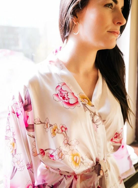 Merkloos Uniek Cadeau Vrouw, Kimono Dames Badjas Satijn, Wit Met Pioenrozen Design, One Size, Lang Model Dames Nachtmode Kimono 3 Merkloos Uniek Cadeau Vrouw, Kimono Dames Badjas Satijn, Wit Met Pioenrozen Design, One Size, Lang Model Dames Nachtmode Kimono - Afbeelding 3