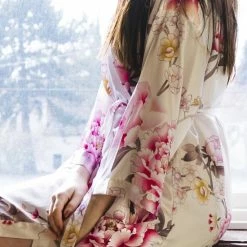 Merkloos Uniek Cadeau Vrouw, Kimono Dames Badjas Satijn, Wit Met Pioenrozen Design, One Size, Lang Model Dames Nachtmode Kimono