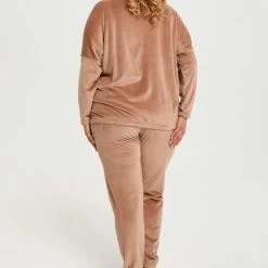 Italian Fashion Juga| Warme Winter Pyjama Dames Fleece | Lange Mouw Lange Broek | Karamel | KORTING | SALE M -Pyjama-S-Dames Winkel 550x765