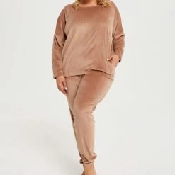 Italian Fashion Juga| Warme Winter Pyjama Dames Fleece | Lange Mouw Lange Broek | Karamel | KORTING | SALE M -Pyjama-S-Dames Winkel 550x769 1