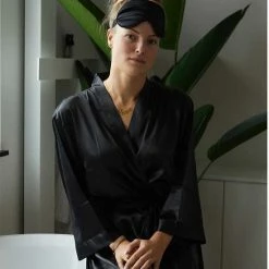 Merkloos Badjas Kimono Satijn Dames -100% Polyester Satijn – Zwarte Kamerjas - One Size (36-42) 13 Merkloos Badjas Kimono Satijn Dames -100% Polyester Satijn – Zwarte Kamerjas - One Size (36-42) -Pyjama-S-Dames Winkel 550x819 2
