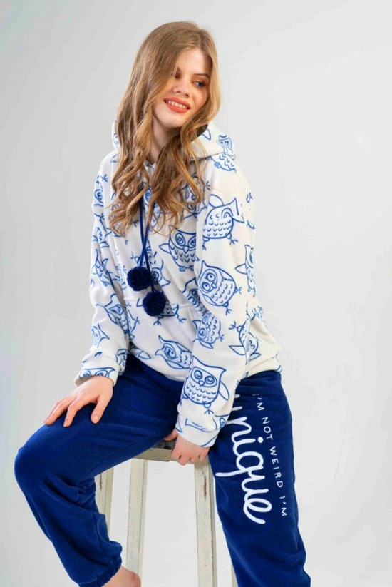 Vienetta Warme Winter Pyjama Dames Fleece | Lange Mouw Lange Broek | Wit - Blauw | Dames Pluche Huispak | Dikke Winterpyjama | Kangoeroe Sweatshirt L 4 Vienetta Warme Winter Pyjama Dames Fleece | Lange Mouw Lange Broek | Wit - Blauw | Dames Pluche Huispak | Dikke Winterpyjama | Kangoeroe Sweatshirt L - Afbeelding 4