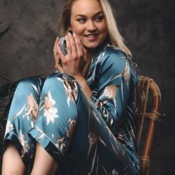 Merkloos Pyjama Dames - Satijn - Nachtkleding - Lange Mouw - Blauw Met Rozen - Maat XS/S - Luxe Cadeau Vrouw - Rituals -Pyjama-S-Dames Winkel 550x824 17