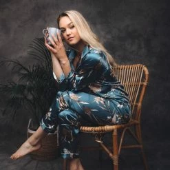 Merkloos Pyjama Dames - Satijn - Nachtkleding - Lange Mouw - Blauw Met Rozen - Maat XS/S - Luxe Cadeau Vrouw - Rituals -Pyjama-S-Dames Winkel 550x824 18