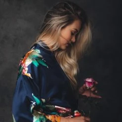 Merkloos Dames Kimono Satijn , Blauw Met Bloemen, Lang Model, One Size, Luxe Cadeau Vrouw -Pyjama-S-Dames Winkel 550x824 21
