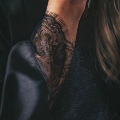 Merkloos Kimono Deep Black Van Heerlijk Satijn - Dames Badjas - Lang Met Kant - Kleur Zwart - Luxe Cadeau Vrouw -Pyjama-S-Dames Winkel 550x824 26