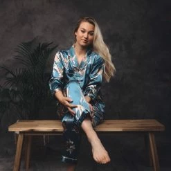 Merkloos Pyjama Dames - Satijn - Nachtkleding - Lange Mouw - Blauw Met Rozen - Maat M/L - Luxe Cadeau Vrouw -Pyjama-S-Dames Winkel 550x824 44