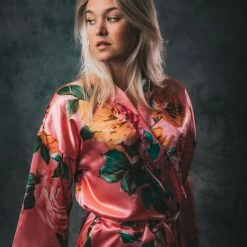 Merkloos Kimono Santorini Coral Wild Roses Gemaakt Van Heerlijk Satijn Lang Model. Erg Leuk Als December Kado -Pyjama-S-Dames Winkel 550x824 50