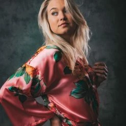 Merkloos Kimono Santorini Coral Wild Roses Gemaakt Van Heerlijk Satijn Lang Model. Erg Leuk Als December Kado -Pyjama-S-Dames Winkel 550x824 52