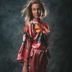 Merkloos Kimono Santorini Coral Wild Roses Gemaakt Van Heerlijk Satijn Lang Model. Erg Leuk Als December Kado -Pyjama-S-Dames Winkel 550x824 54