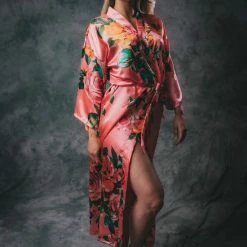 Merkloos Kimono Santorini Coral Wild Roses Gemaakt Van Heerlijk Satijn Lang Model. Erg Leuk Als December Kado -Pyjama-S-Dames Winkel 550x824 55