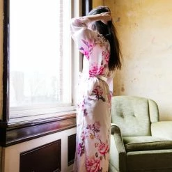 Merkloos Uniek Cadeau Vrouw, Kimono Dames Badjas Satijn, Wit Met Pioenrozen Design, One Size, Lang Model Dames Nachtmode Kimono 14 Merkloos Uniek Cadeau Vrouw, Kimono Dames Badjas Satijn, Wit Met Pioenrozen Design, One Size, Lang Model Dames Nachtmode Kimono -Pyjama-S-Dames Winkel 550x824 58