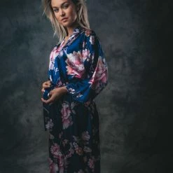 Merkloos Kimono Dames Badjas Blauw Peony Rose Satijn, Lang Model, One Size 21 Merkloos Kimono Dames Badjas Blauw Peony Rose Satijn, Lang Model, One Size -Pyjama-S-Dames Winkel 550x824 71