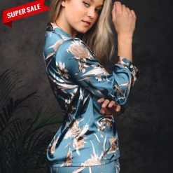 Merkloos Pyjama Dames - Satijn - Nachtkleding - Lange Mouw - Blauw Met Rozen - Maat M/L - Luxe Cadeau Vrouw