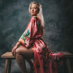 Merkloos Kimono Santorini Coral Wild Roses Gemaakt Van Heerlijk Satijn Lang Model. Erg Leuk Als December Kado -Pyjama-S-Dames Winkel 550x825 171