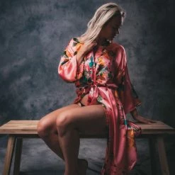 Merkloos Kimono Santorini Coral Wild Roses Gemaakt Van Heerlijk Satijn Lang Model. Erg Leuk Als December Kado -Pyjama-S-Dames Winkel 550x825 172