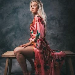 Merkloos Kimono Santorini Coral Wild Roses Gemaakt Van Heerlijk Satijn Lang Model. Erg Leuk Als December Kado -Pyjama-S-Dames Winkel 550x825 173