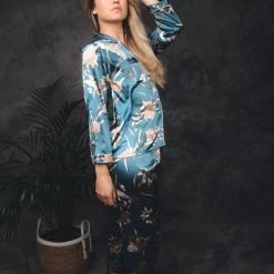 Merkloos Pyjama Dames - Nachtkleding - Satijn - Lange Mouw - Blauw Met Rozen - Maat S/M - Luxe Cadeau Vrouw - -Pyjama-S-Dames Winkel 550x825 294