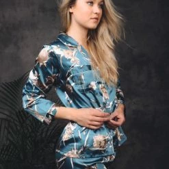 Merkloos Pyjama Dames - Nachtkleding - Satijn - Lange Mouw - Blauw Met Rozen - Maat S/M - Luxe Cadeau Vrouw - -Pyjama-S-Dames Winkel 550x838 2